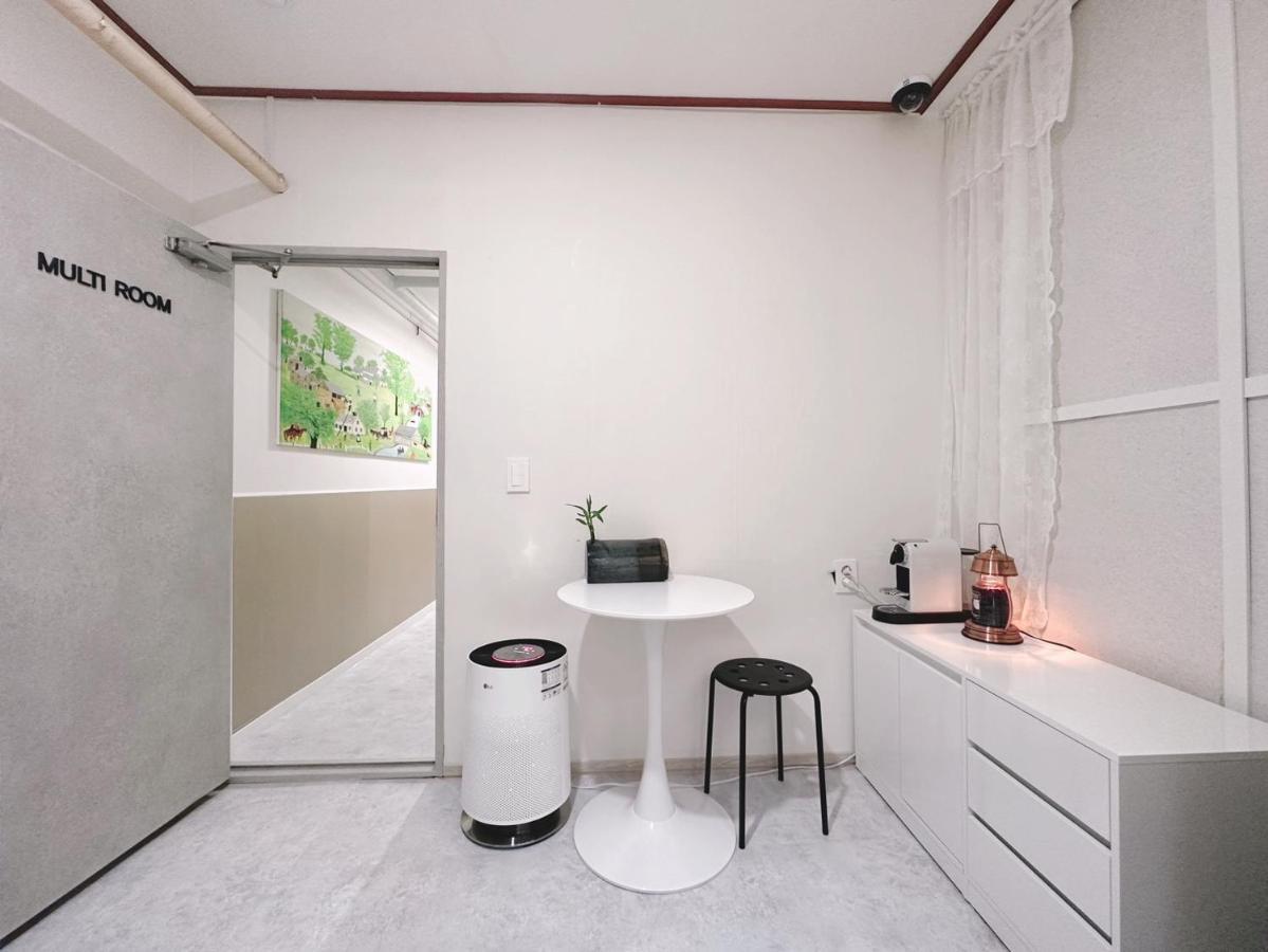 The Bay Cube House Female Only Hotell Guri Eksteriør bilde